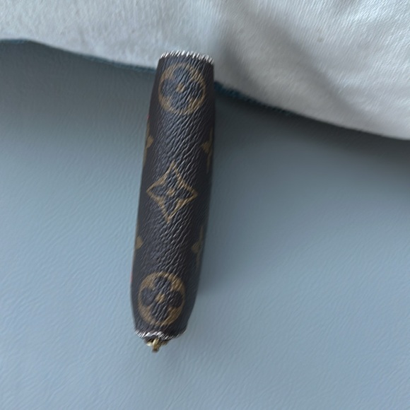 Louis Vuitton authentic wallet with zipper enclosure - Picture 3 of 9